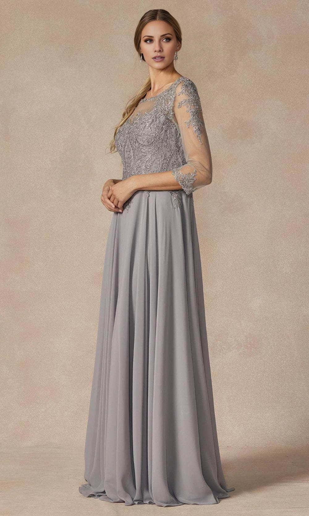 Vestido para madre de la novia con cuello ilusión, manga larga, encaje y largo hasta el suelo 