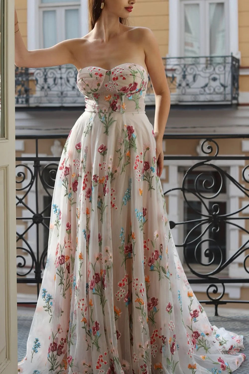 Ivory Floral Embroidered Tulle Gown – Strapless Sweetheart Prom Dress with Lace-Up Back & Train