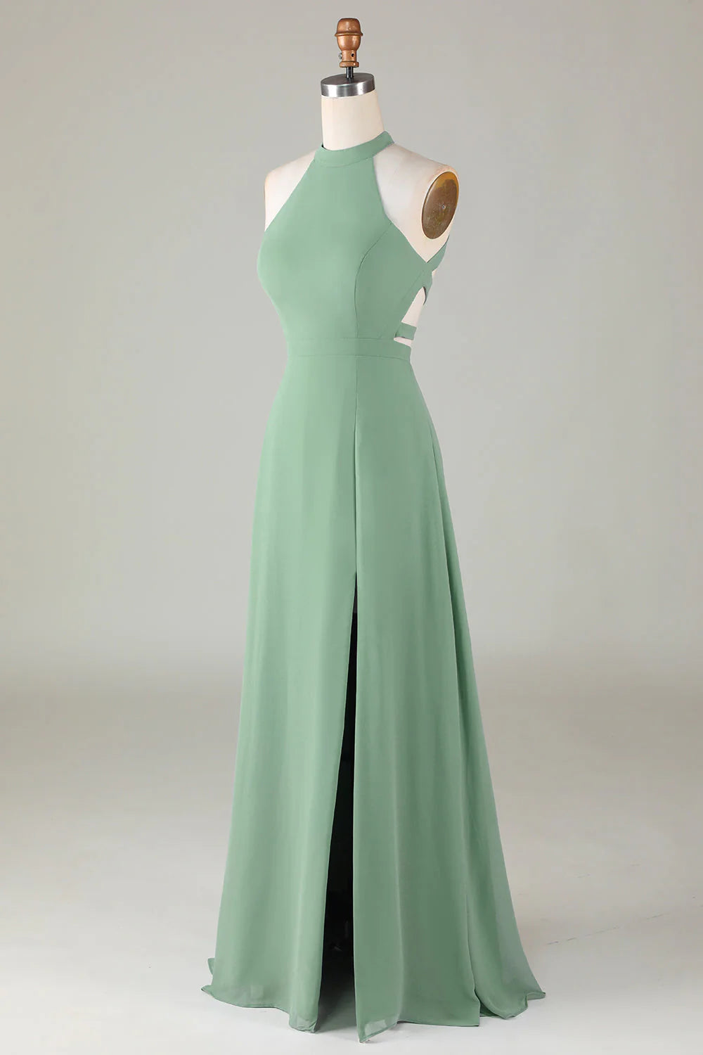 Vestido de dama de honor en color matcha, con escote en A, espalda descubierta y abertura frontal