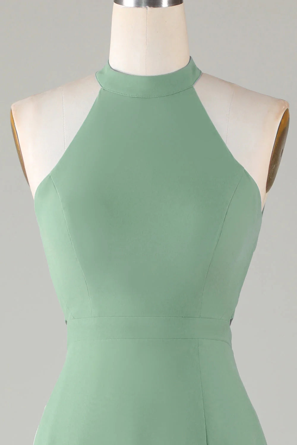 Vestido de dama de honor en color matcha, con escote en A, espalda descubierta y abertura frontal