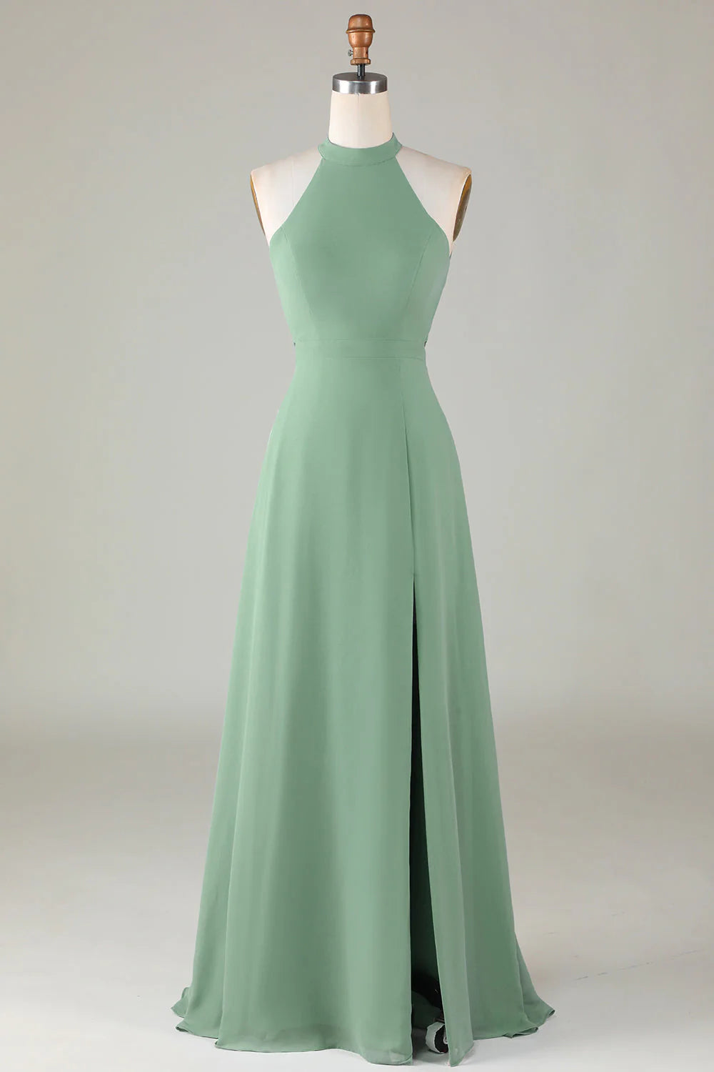 Vestido de dama de honor en color matcha, con escote en A, espalda descubierta y abertura frontal