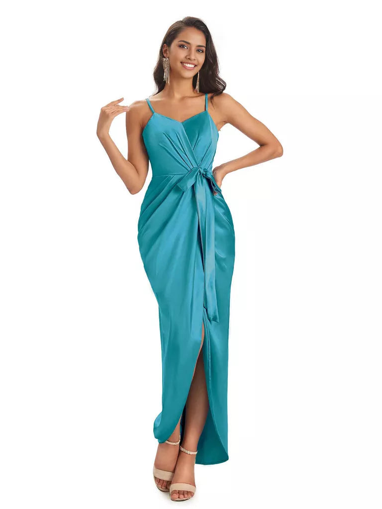 Vestidos de dama de honor asimétricos de satén suave con escote en V y tirantes finos de corte sirena