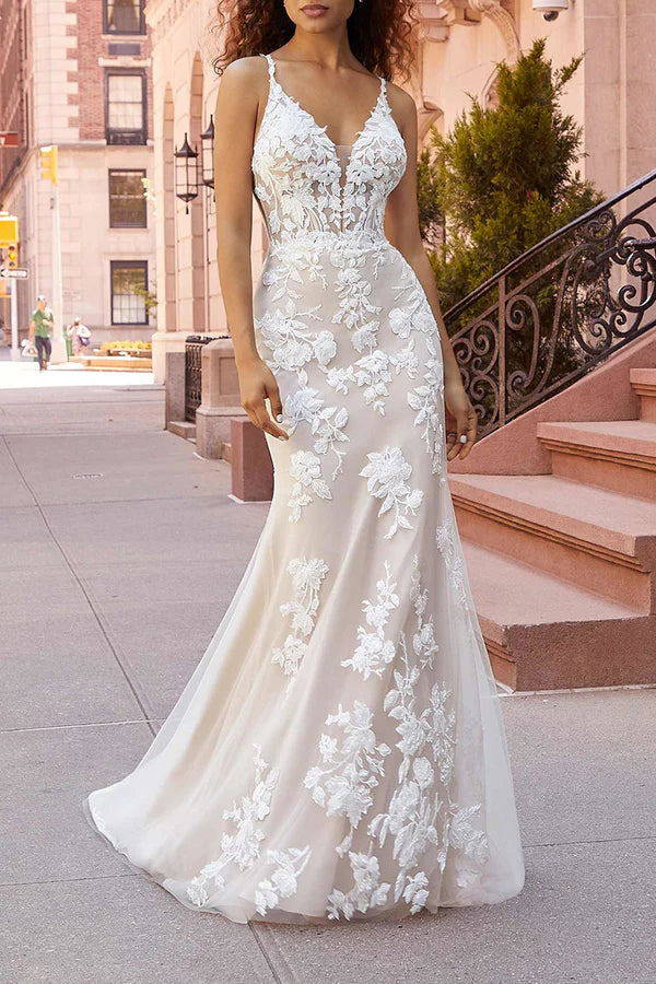 Vestido de novia con cola de pez y finos tirantes de encaje.
