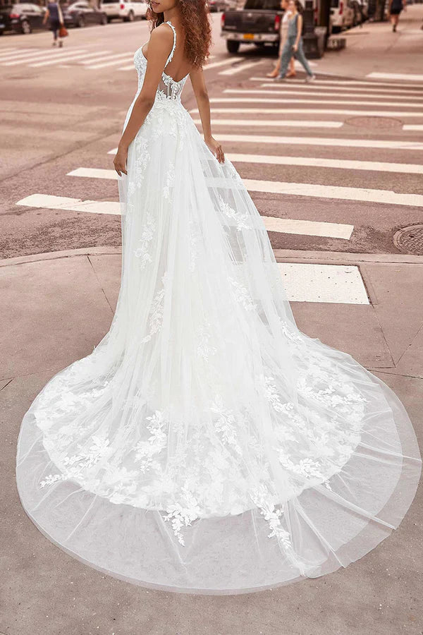 Vestido de novia con escote en V, cola de pez, tirantes finos, dobladillo desmontable y encaje