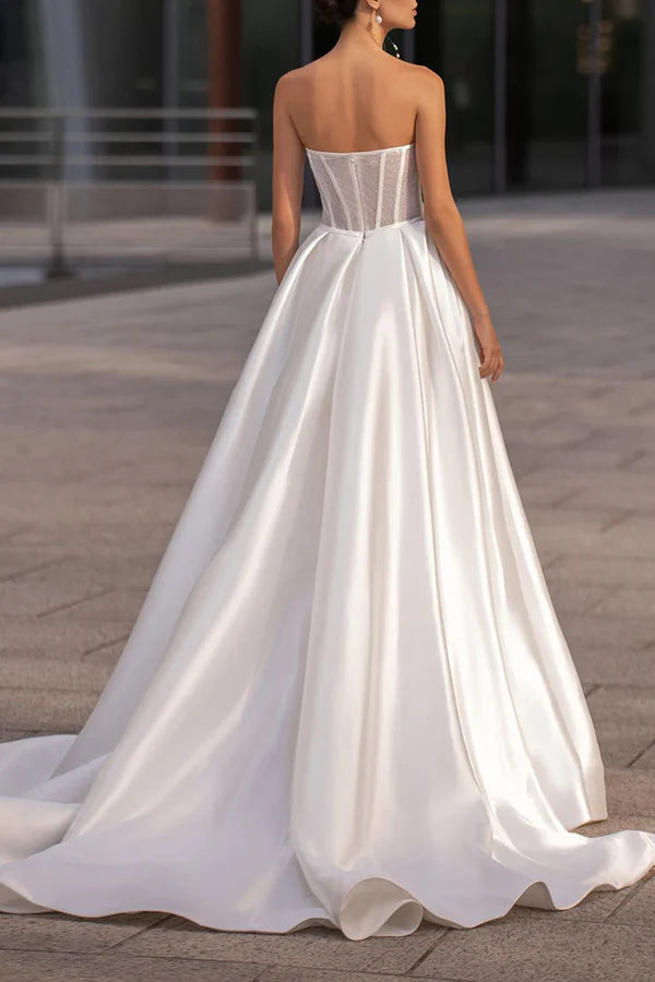 Abito da sposa semplice in raso con scollo a cuore e scollo a V