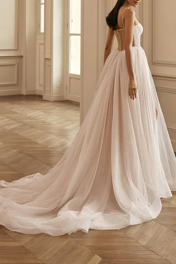 Vestido de novia estilo rural con corte A, tirantes finos, calcomanía y abertura alta