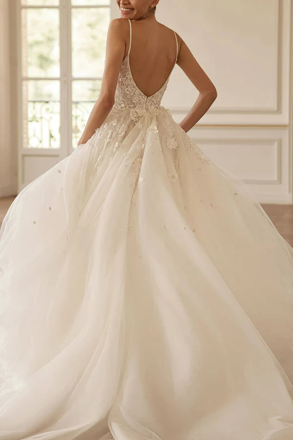 Vestido de novia bohemio con escote en V profundo y encaje con calcomanía