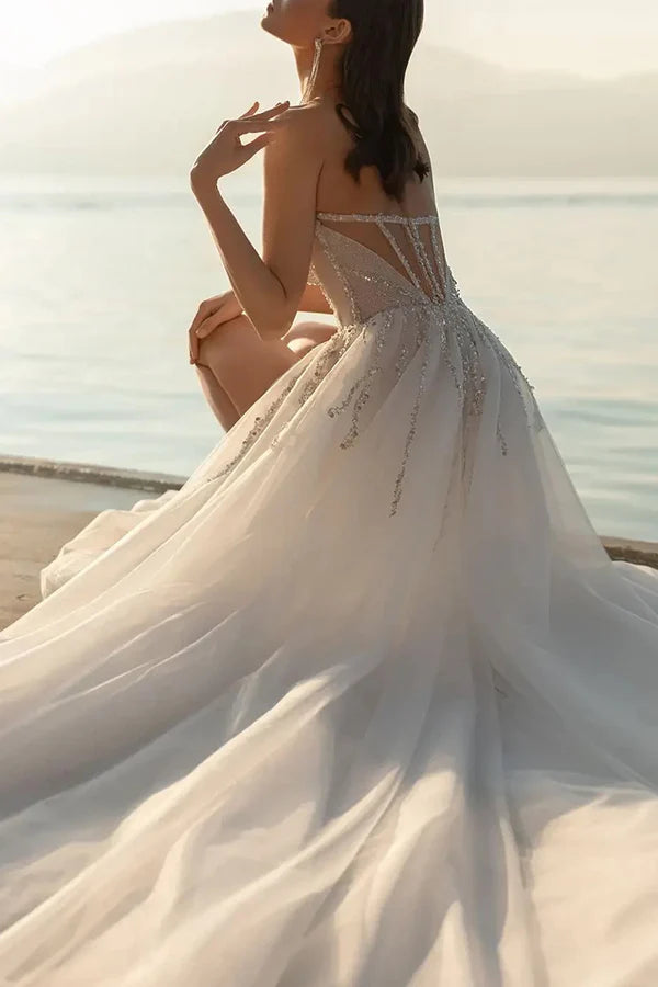 Abito da sposa bohémien trasparente con scollo a cuore e perle