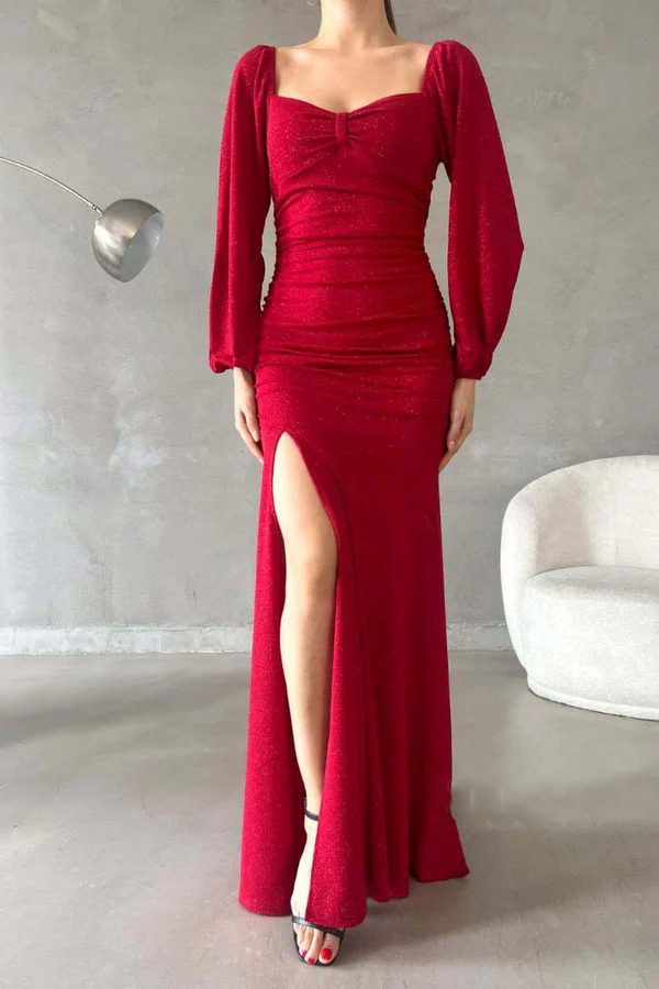 Vestido de noche largo, elegante y moderno, con escote en forma de corazón, mangas largas y abertura lateral.