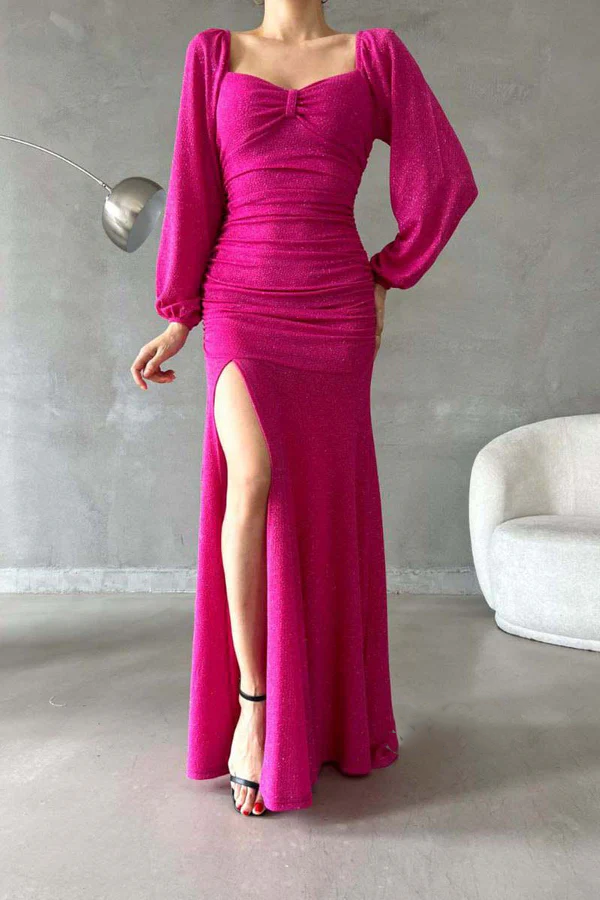 Vestido de noche largo, elegante y moderno, con escote en forma de corazón, mangas largas y abertura lateral.