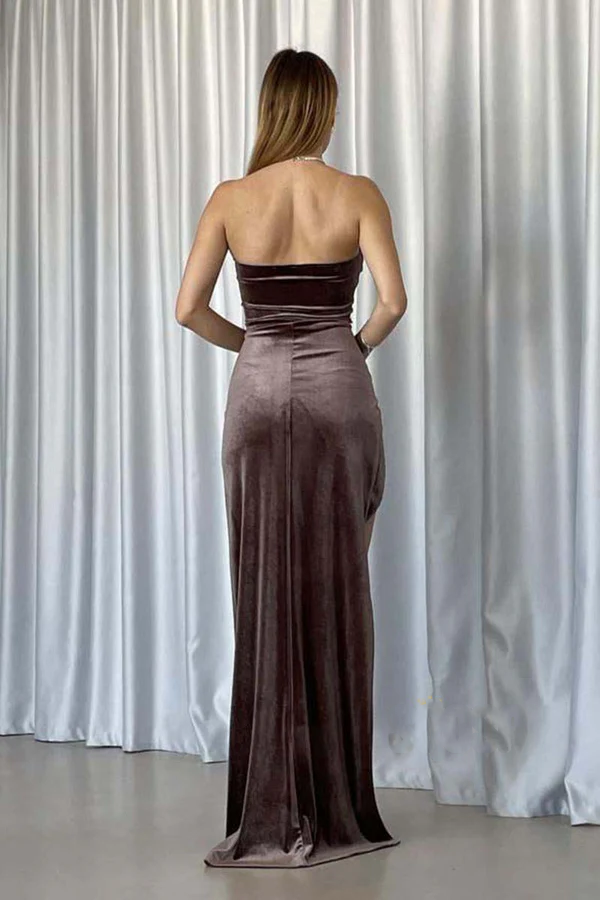 Vestido de fiesta plisado sin tirantes de terciopelo con corte tubo/columna y aberturas