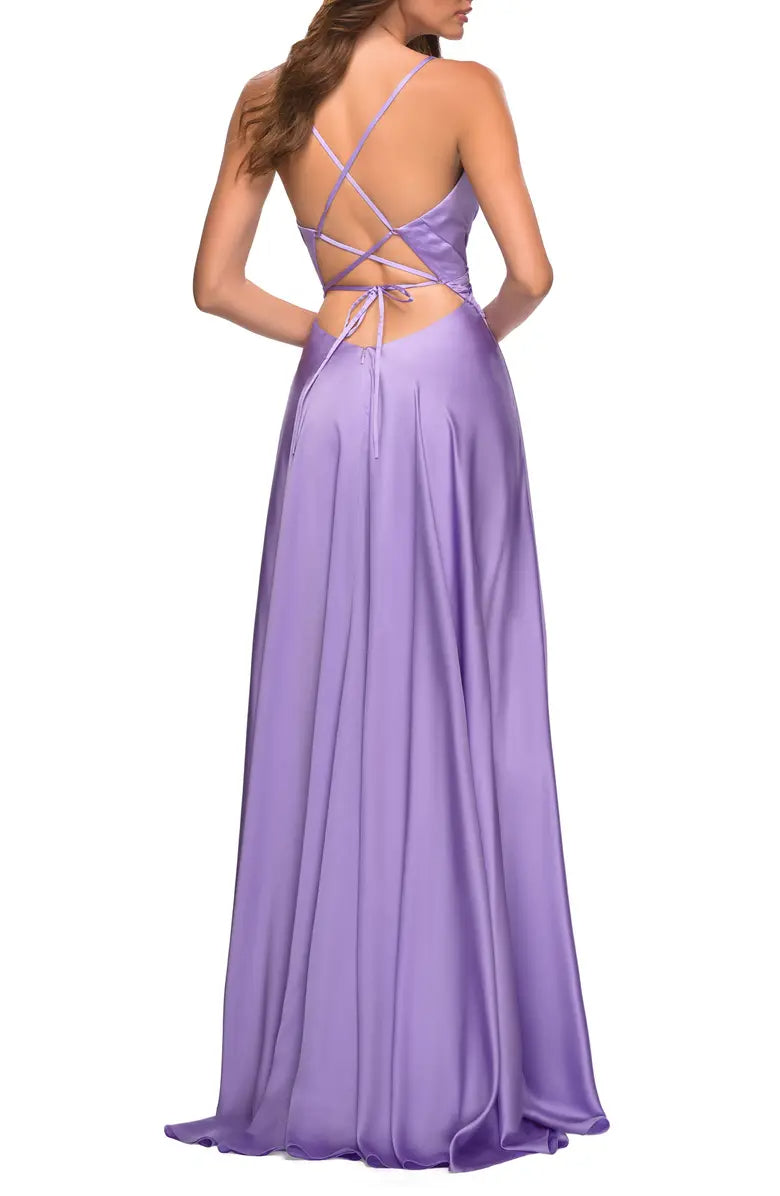 Vestido de noche elegante, fino, con hombros descubiertos, sin mangas, de satén y largo hasta el suelo con tirantes en la espalda.