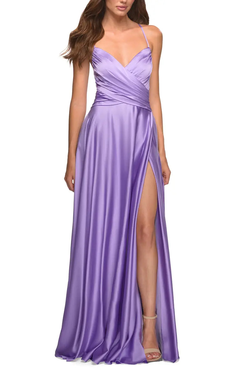 Vestido de noche elegante, fino, con hombros descubiertos, sin mangas, de satén y largo hasta el suelo con tirantes en la espalda.