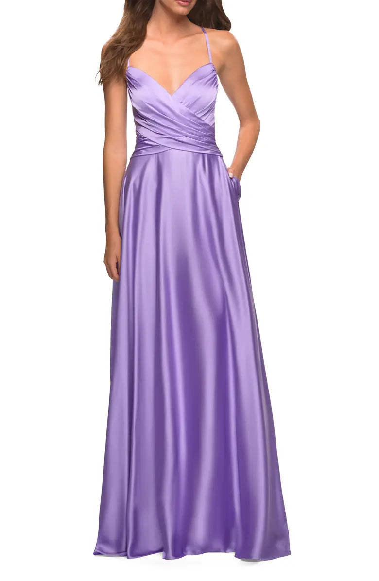 Vestido de noche elegante, fino, con hombros descubiertos, sin mangas, de satén y largo hasta el suelo con tirantes en la espalda.