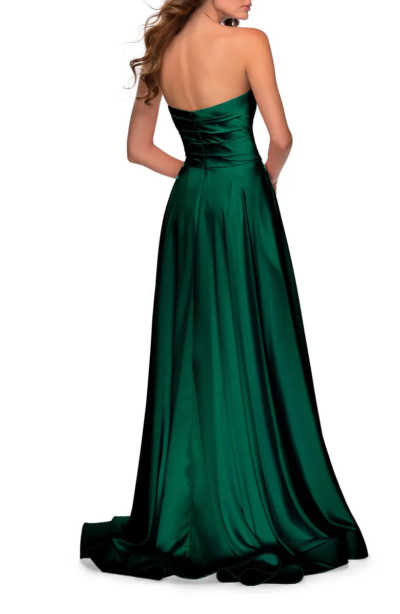 Elegante vestido de noche de satén con abertura y largo hasta el suelo con hombros descubiertos