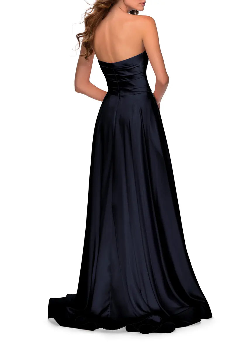 Elegante vestido de noche de satén con abertura y largo hasta el suelo con hombros descubiertos