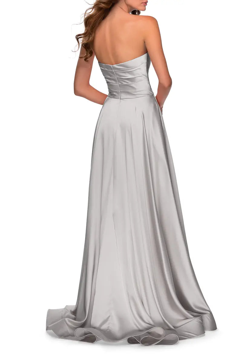 Elegante vestido de noche de satén con abertura y largo hasta el suelo con hombros descubiertos