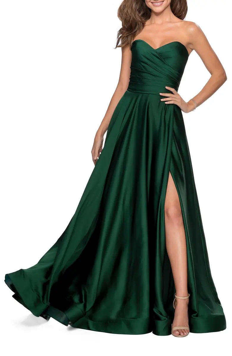 Elegante vestido de noche de satén con abertura y largo hasta el suelo con hombros descubiertos
