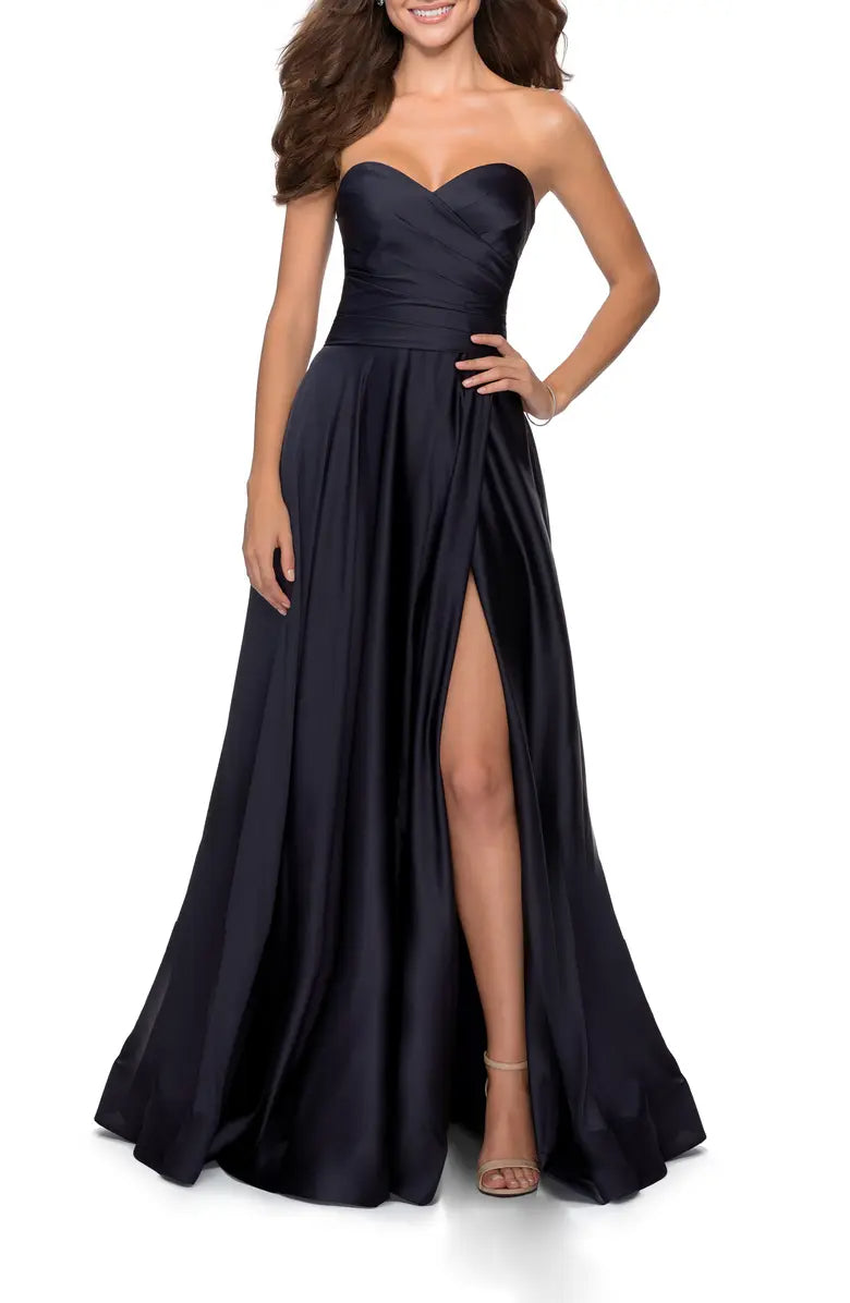 Elegante vestido de noche de satén con abertura y largo hasta el suelo con hombros descubiertos