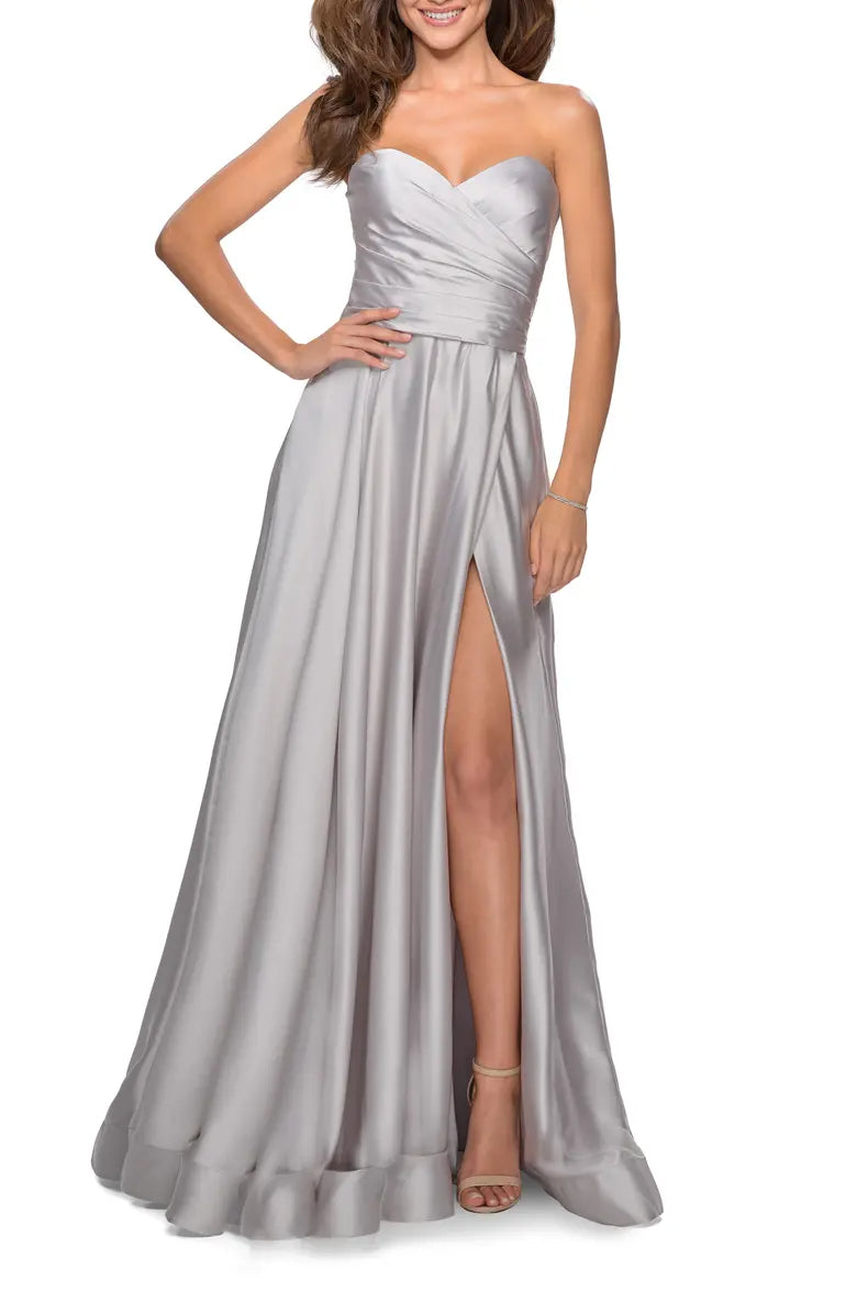 Elegante vestido de noche de satén con abertura y largo hasta el suelo con hombros descubiertos