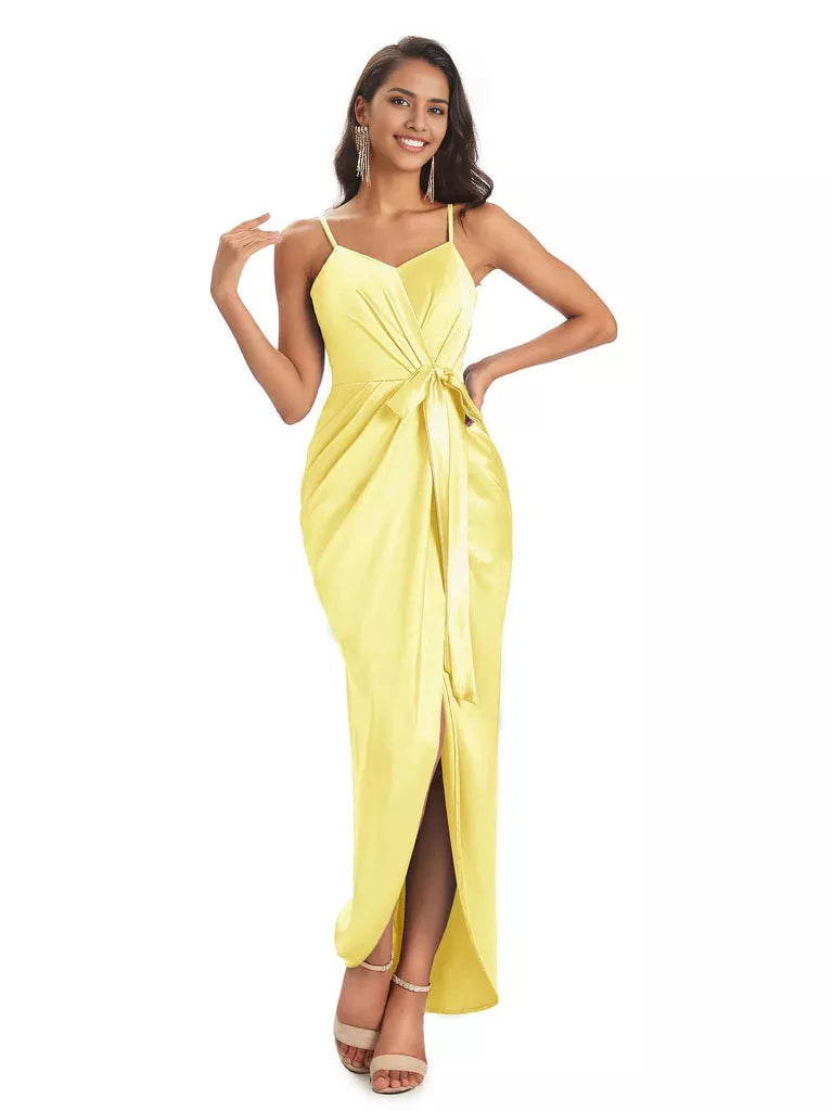 Vestidos de dama de honor asimétricos de satén suave con escote en V y tirantes finos de corte sirena