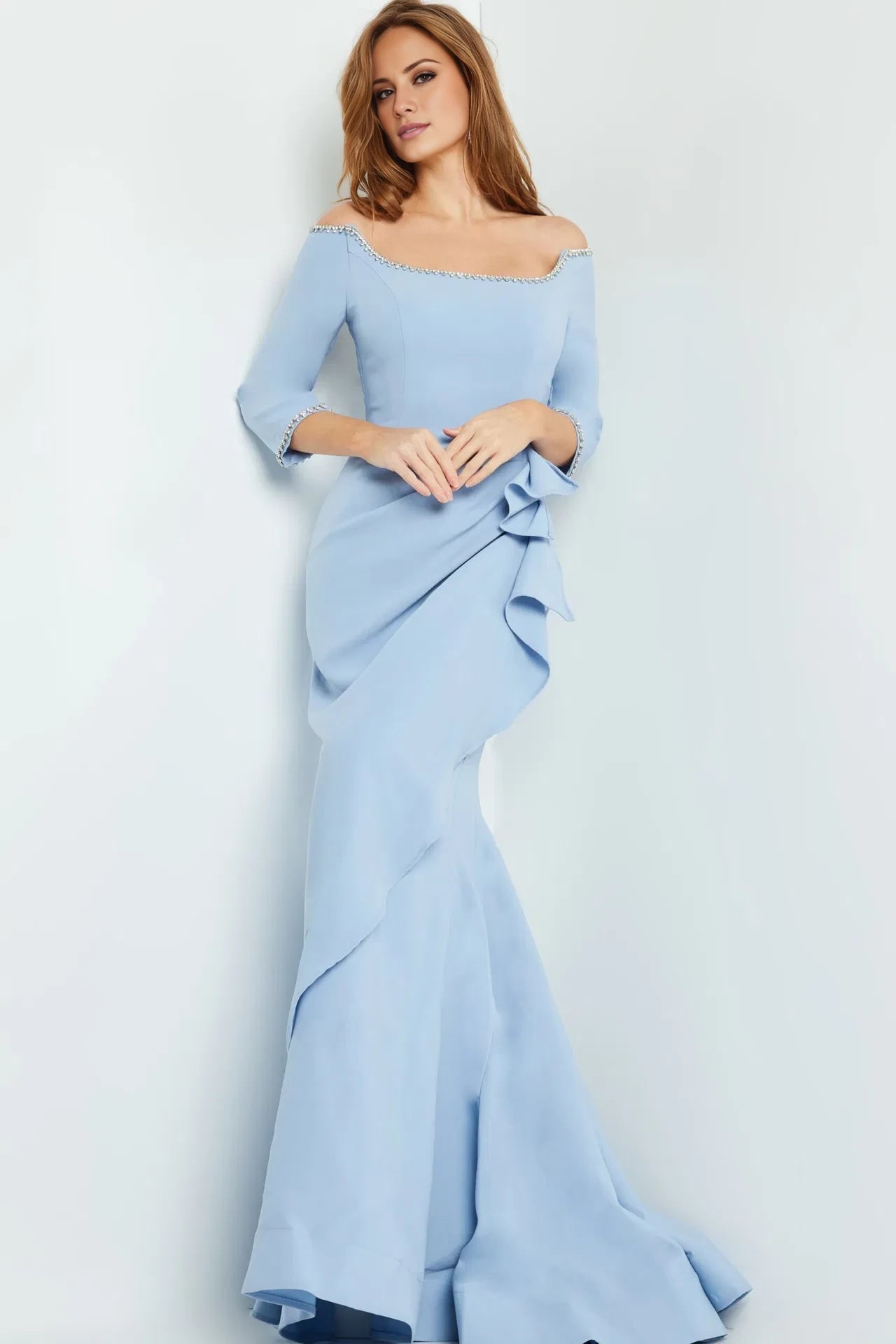 Vestido de noche azul claro con hombros descubiertos, borde con volantes y cuentas, largo hasta el suelo 