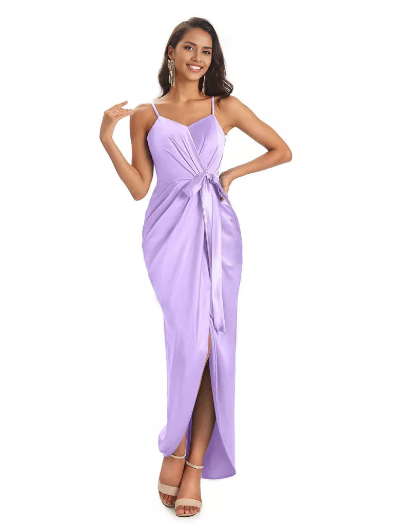 Vestidos de dama de honor asimétricos de satén suave con escote en V y tirantes finos de corte sirena
