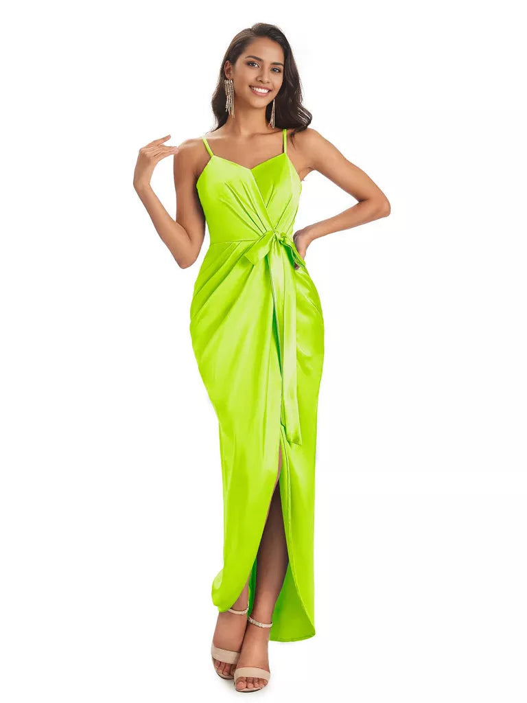 Vestidos de dama de honor asimétricos de satén suave con escote en V y tirantes finos de corte sirena