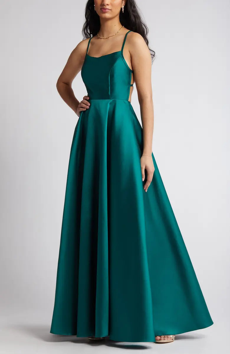 Vestido de noche elegante y minimalista de satén con tirantes finos, corte A y largo hasta el suelo, sin espalda
