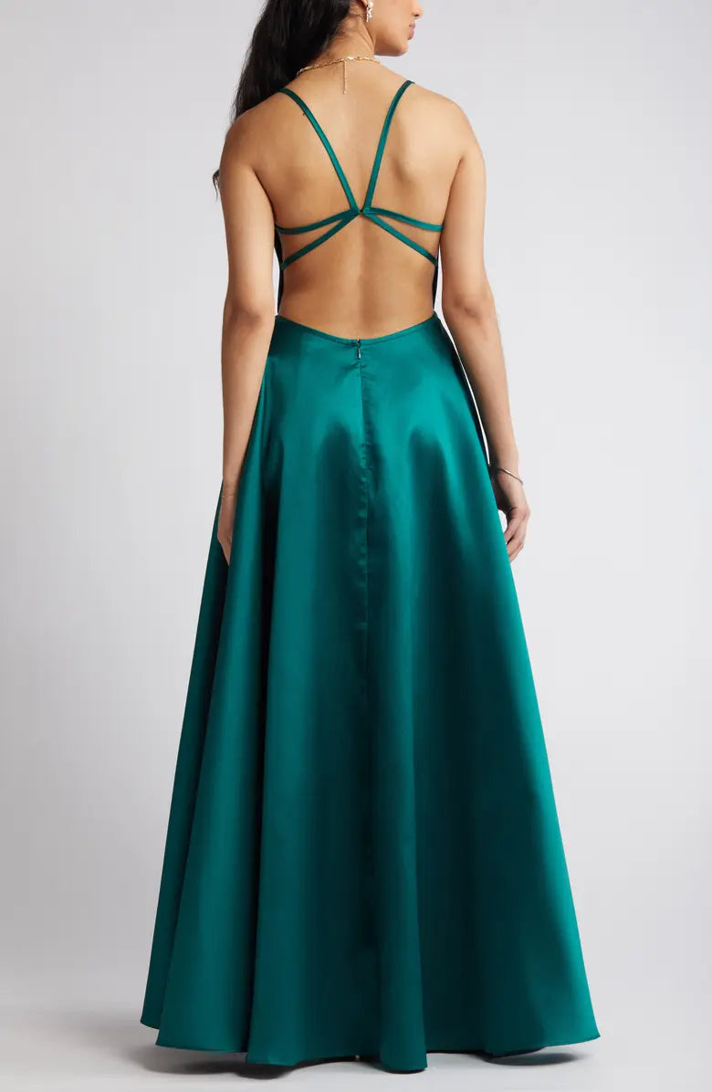 Vestido de noche elegante y minimalista de satén con tirantes finos, corte A y largo hasta el suelo, sin espalda
