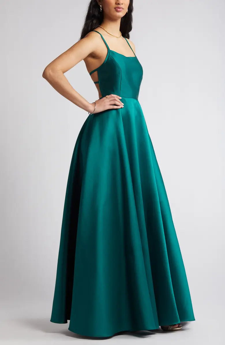 Vestido de noche elegante y minimalista de satén con tirantes finos, corte A y largo hasta el suelo, sin espalda