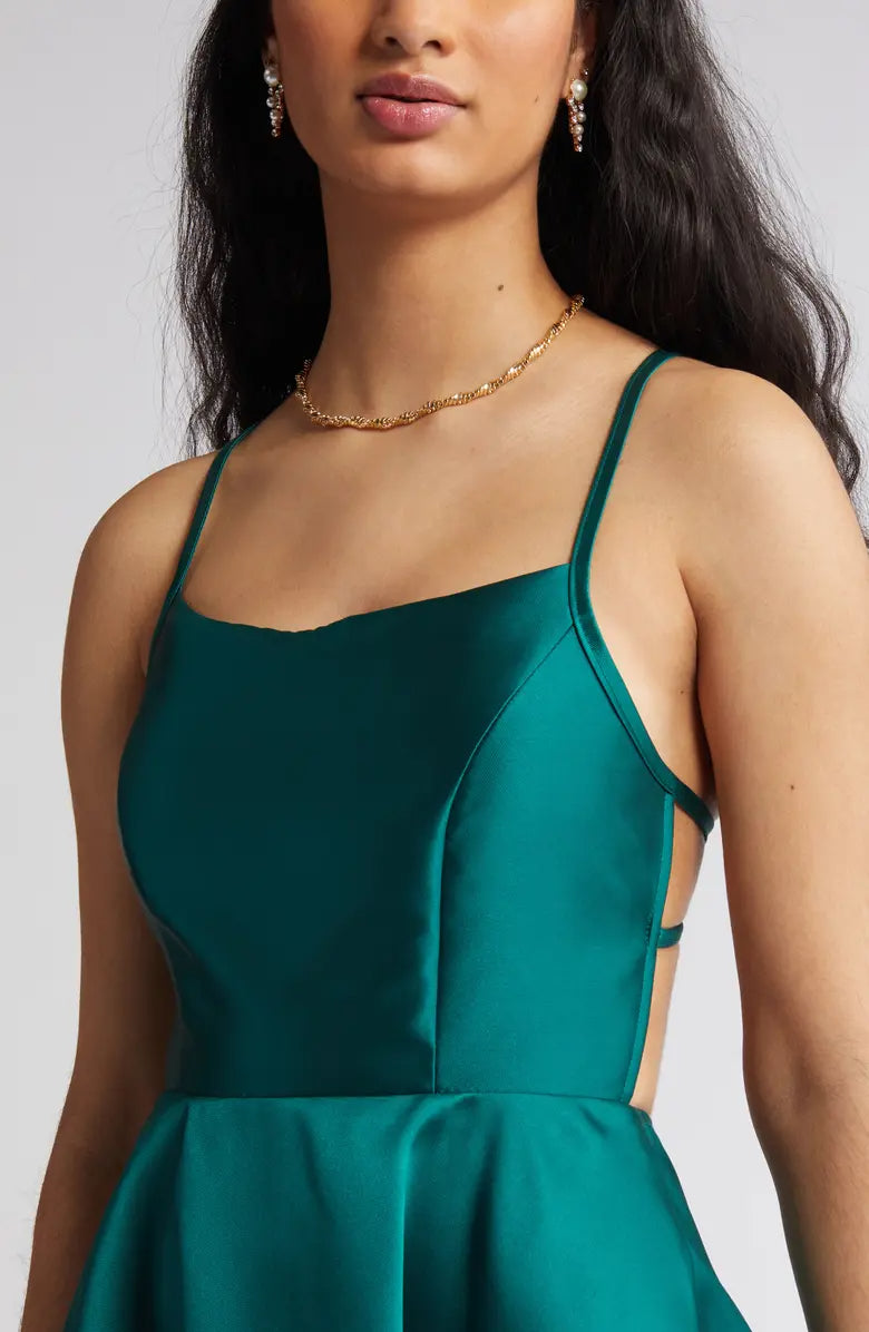 Vestido de noche elegante y minimalista de satén con tirantes finos, corte A y largo hasta el suelo, sin espalda
