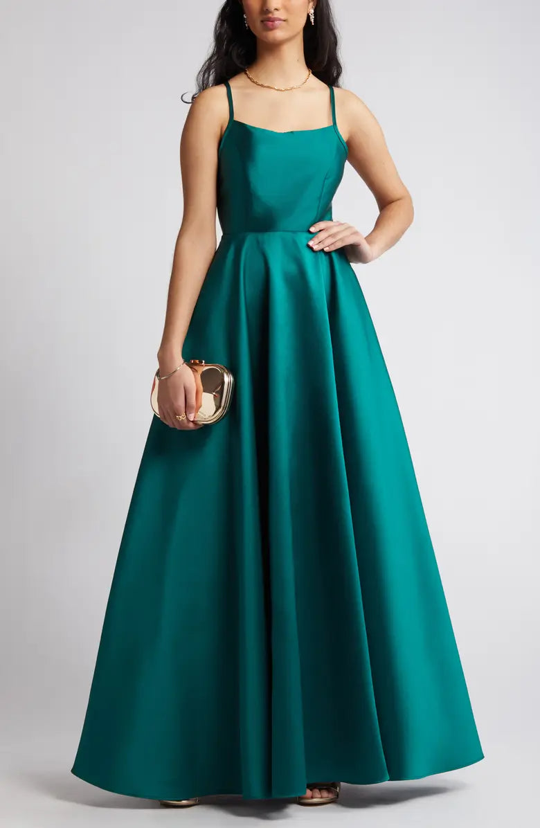 Vestido de noche elegante y minimalista de satén con tirantes finos, corte A y largo hasta el suelo, sin espalda