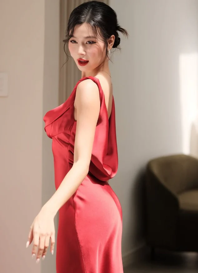 Lustrous satin cowl-neck mermaid sleeveless draped-back floor-length evening dresses