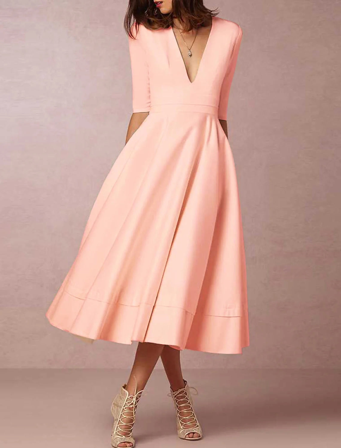 Vestido de novia largo hasta la rodilla con escote en V y corte princesa