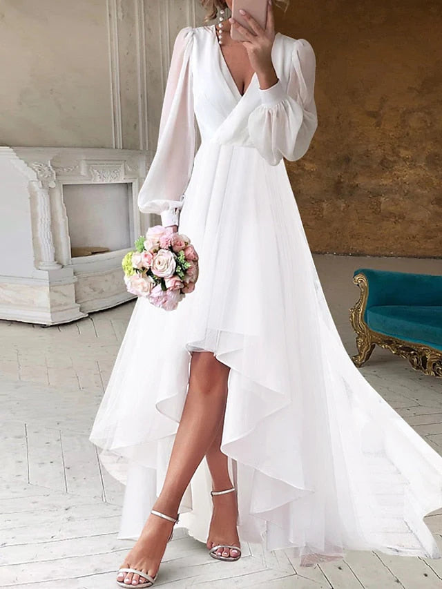 Vestido de novia asimétrico con escote en V y corte princesa