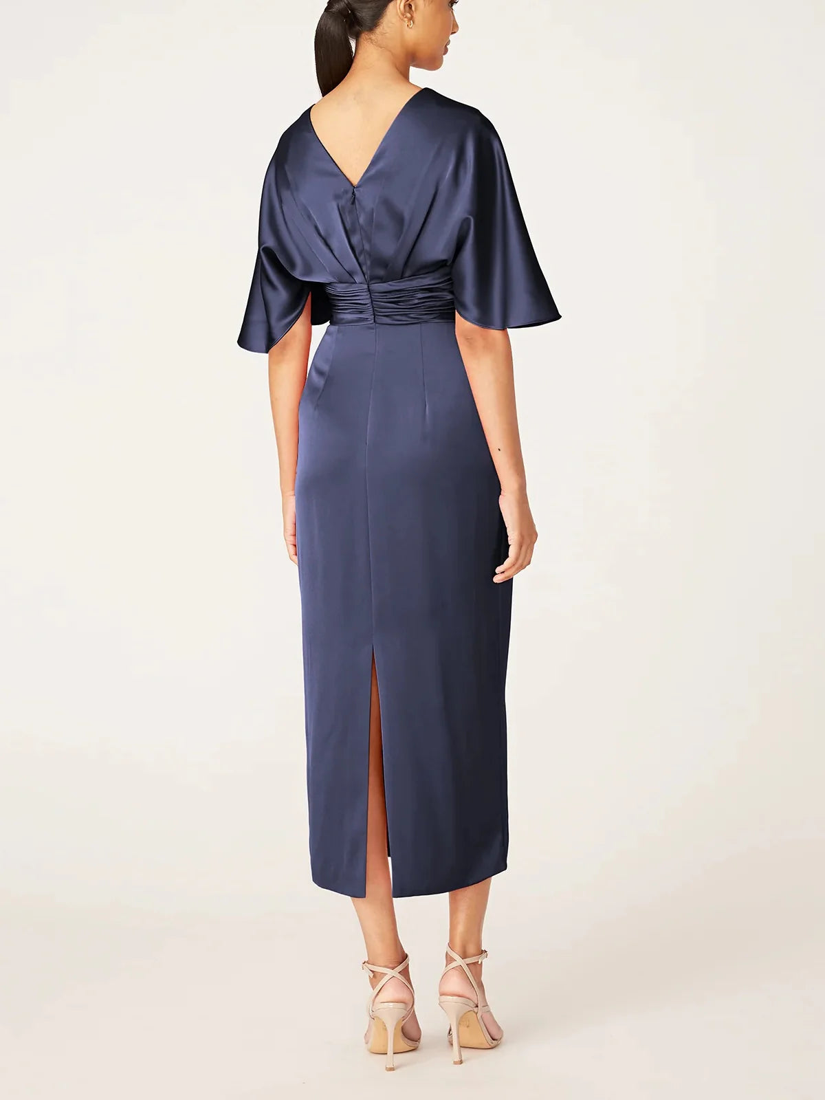 Vestidos para madre de la novia de corte entallado/columna, escote en V, media manga, largo hasta la rodilla con borde con volantes