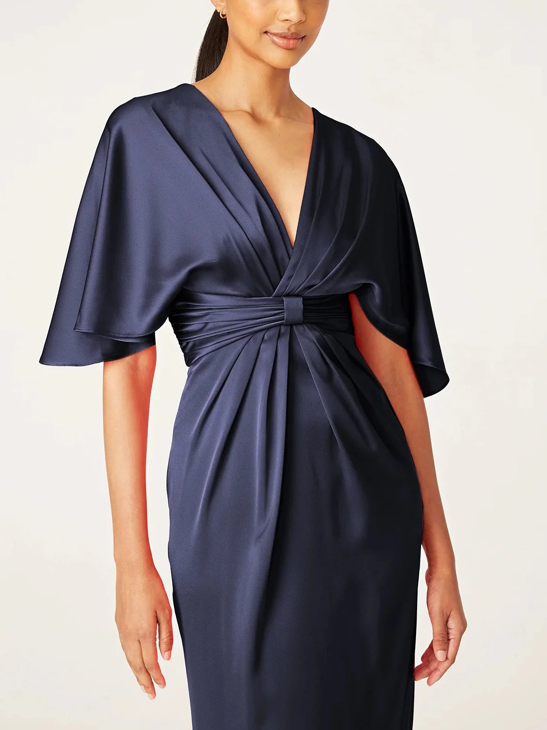 Vestidos para madre de la novia de corte entallado/columna, escote en V, media manga, largo hasta la rodilla con borde con volantes
