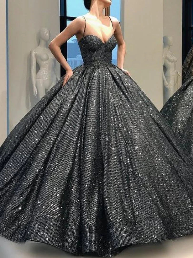 Vestido de fiesta con tirantes finos y largo hasta el suelo.