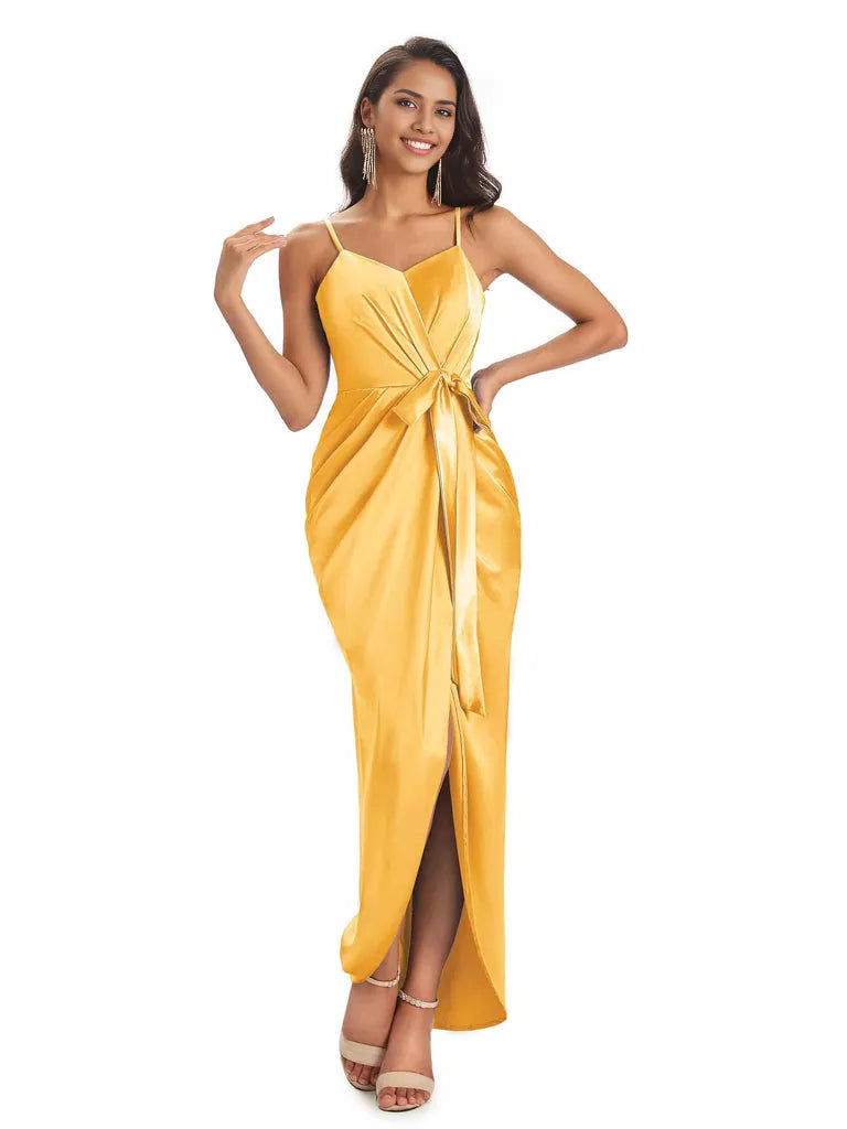 Vestidos de dama de honor asimétricos de satén suave con escote en V y tirantes finos de corte sirena