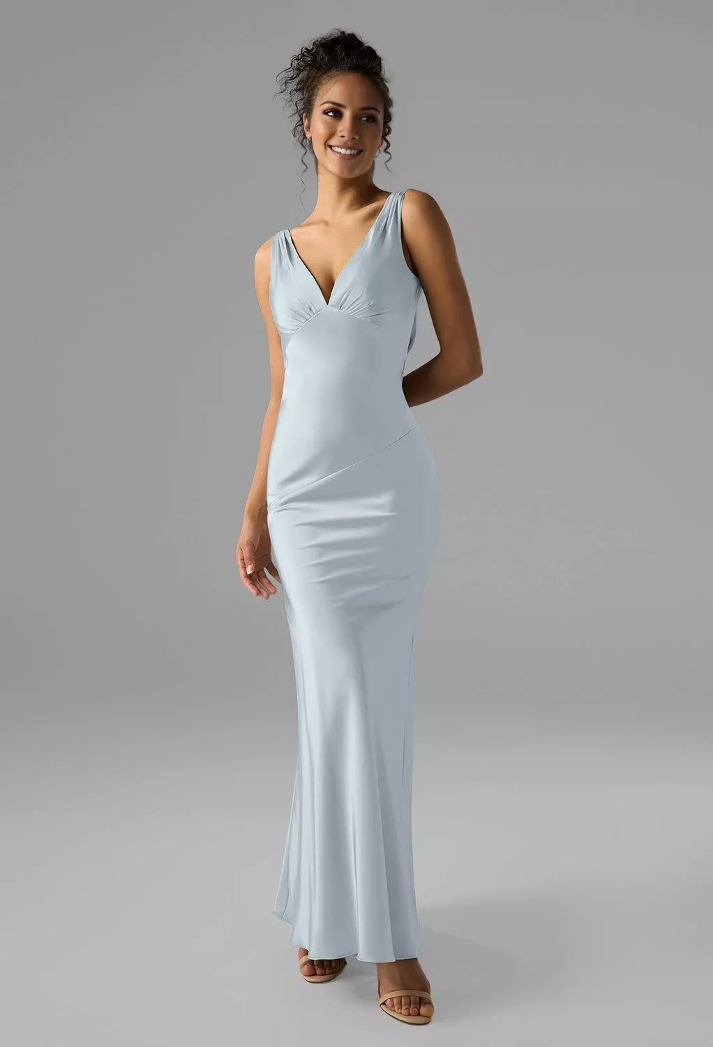 Vestido de dama de honor de sirena con escote en V, hombros descubiertos, sin mangas, espalda descubierta y largo hasta el suelo