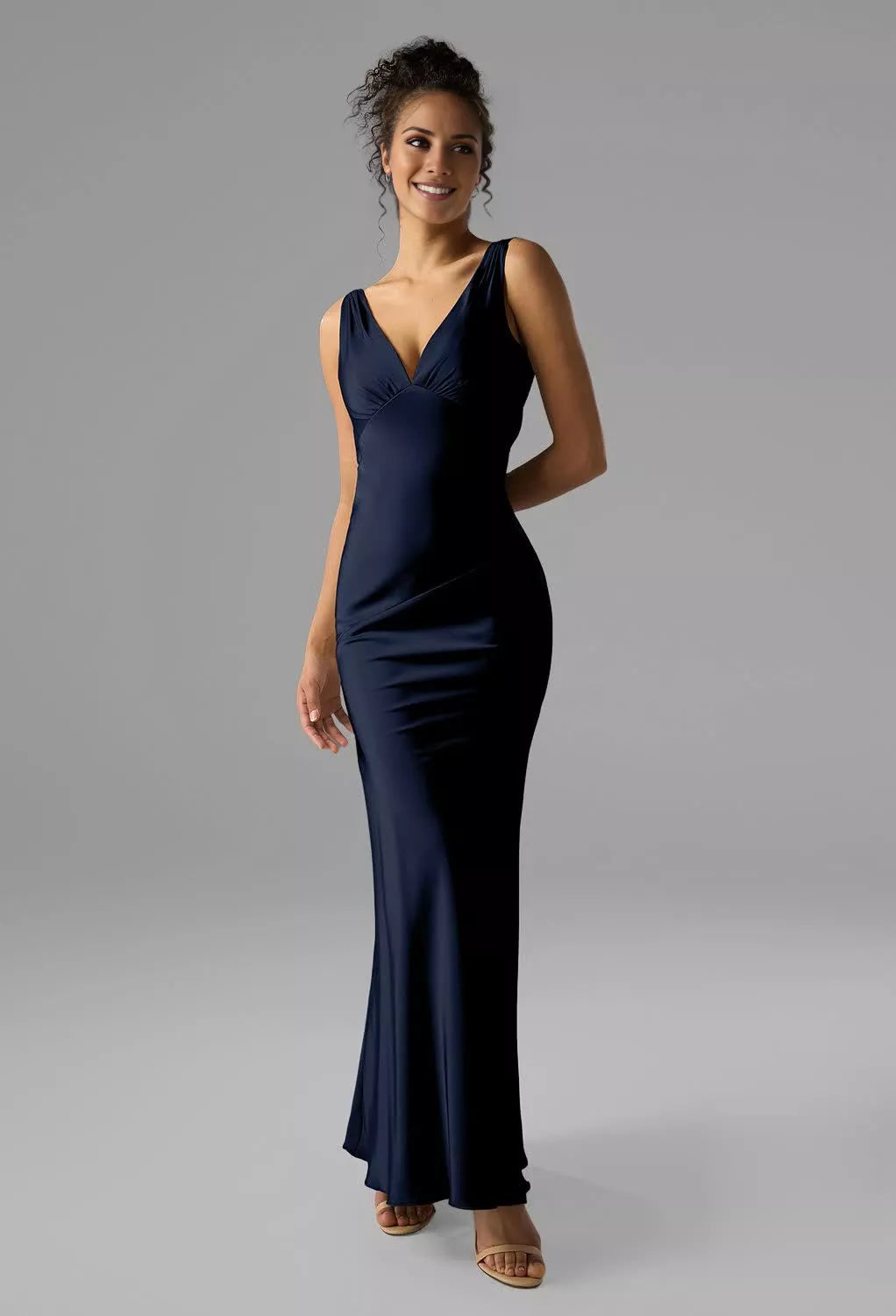 Vestido de dama de honor de sirena con escote en V, hombros descubiertos, sin mangas, espalda descubierta y largo hasta el suelo