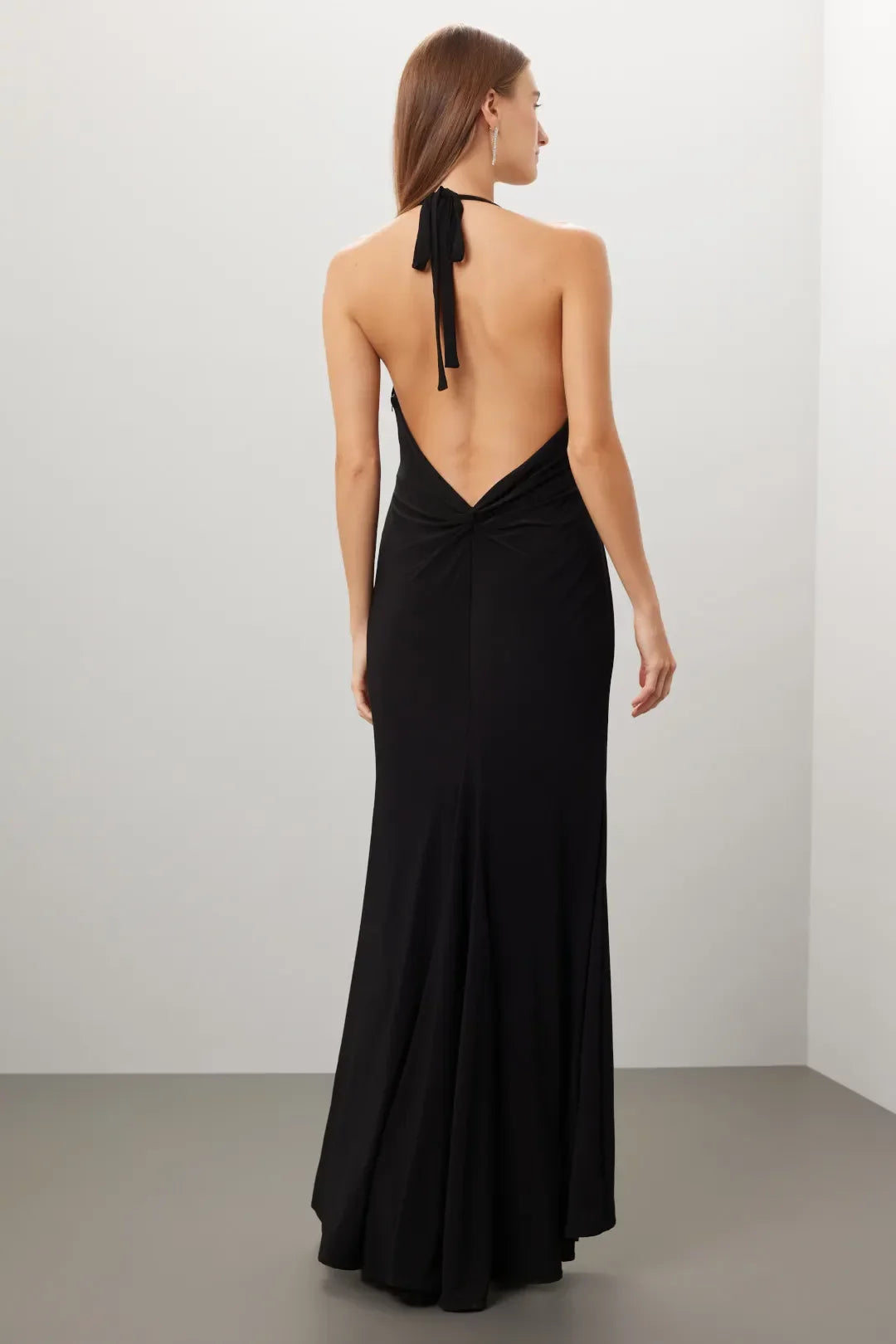 Minimalist-Lux A-Line Halter Neck Sleeveless Knot-Front Open-Back Floor-Length Evening Dress