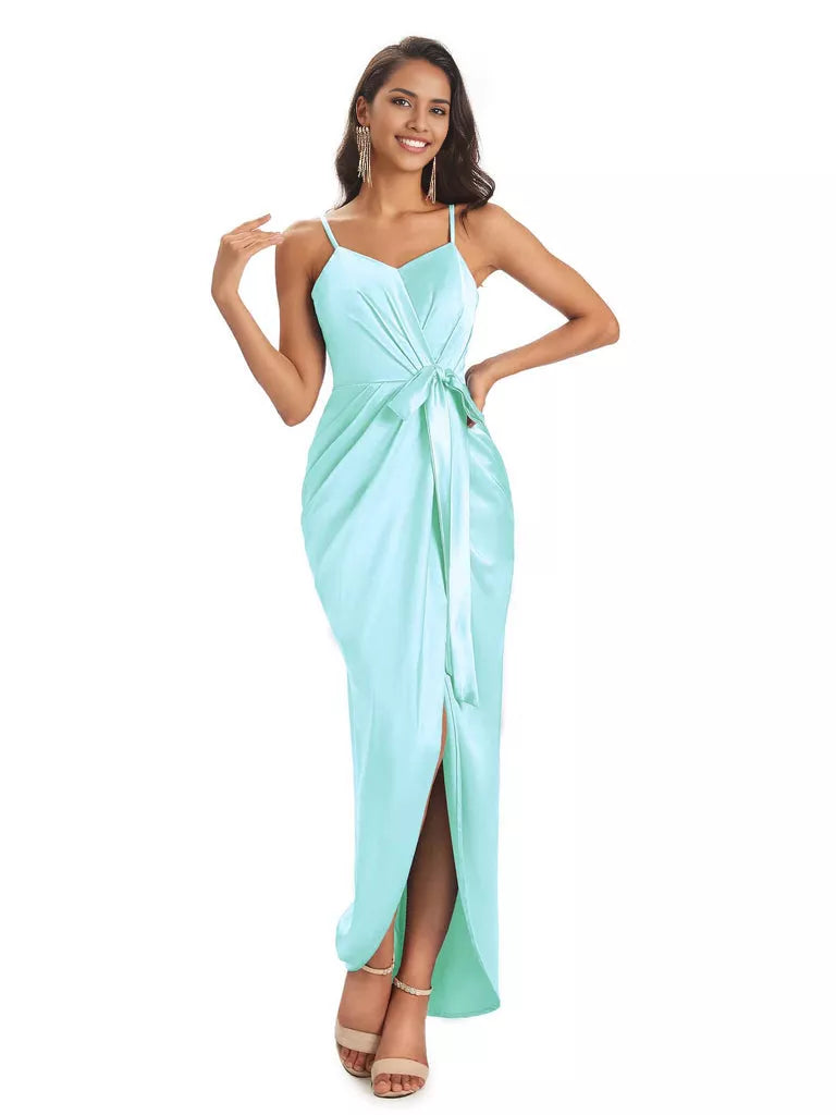 Vestidos de dama de honor asimétricos de satén suave con escote en V y tirantes finos de corte sirena