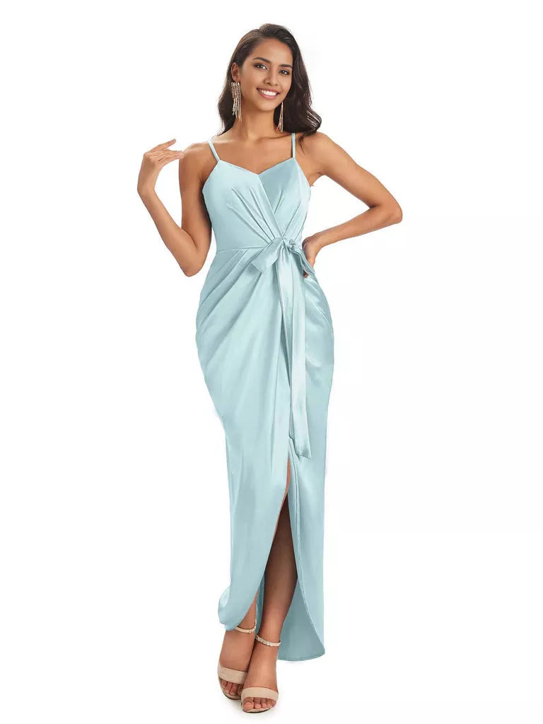 Vestidos de dama de honor asimétricos de satén suave con escote en V y tirantes finos de corte sirena