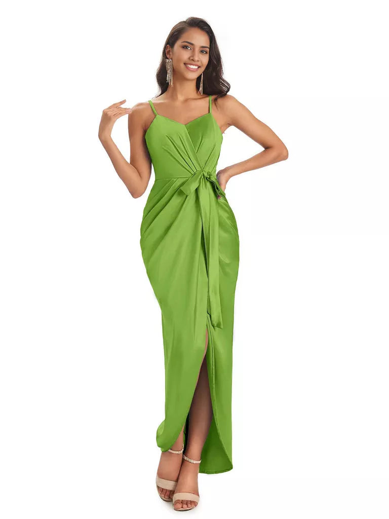 Vestidos de dama de honor asimétricos de satén suave con escote en V y tirantes finos de corte sirena