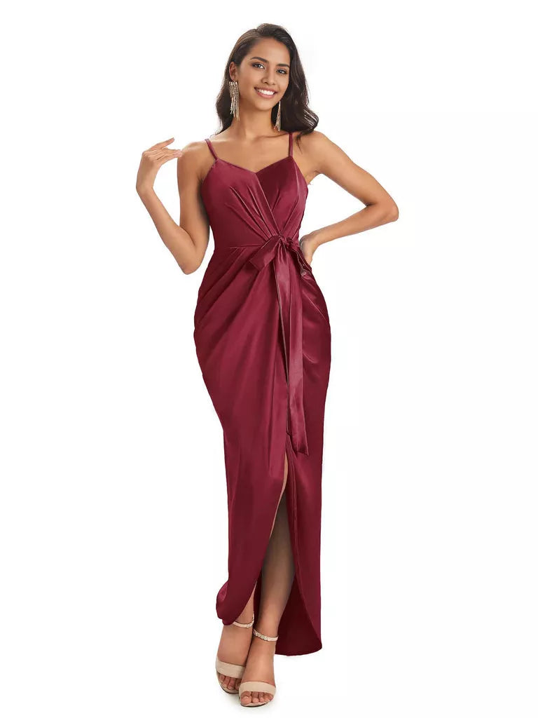 Vestidos de dama de honor asimétricos de satén suave con escote en V y tirantes finos de corte sirena
