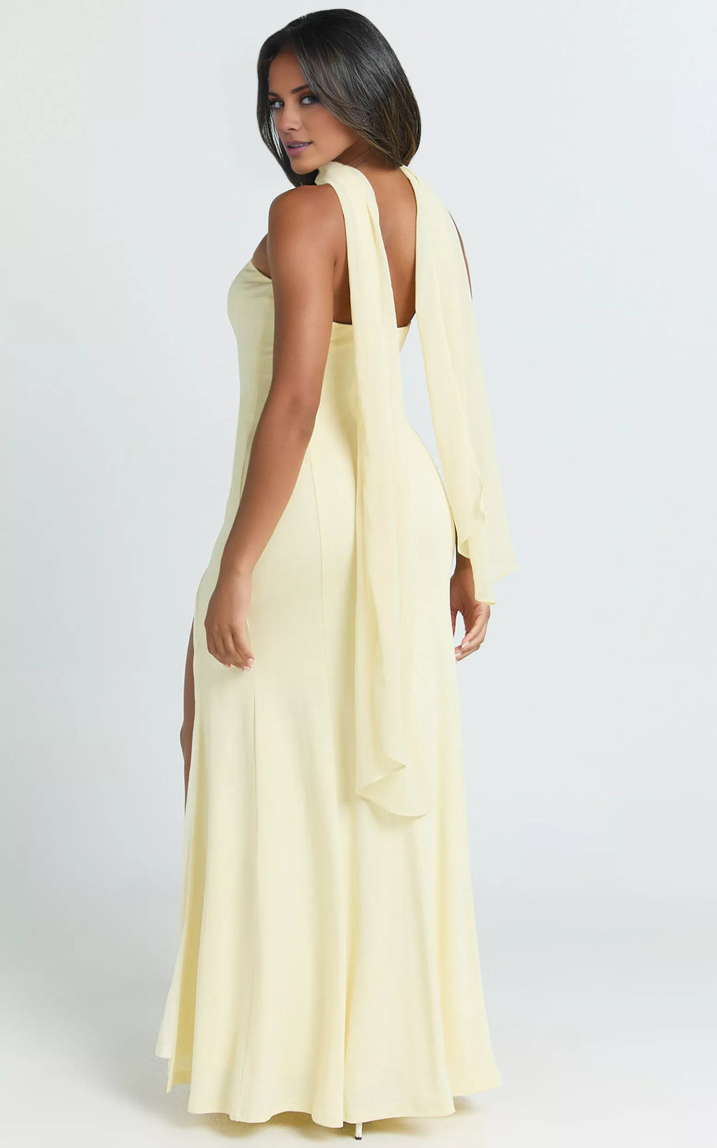 Vestido de fiesta largo hasta el suelo, sin mangas, sin tirantes, con cuello descubierto y abertura lateral en la espalda.