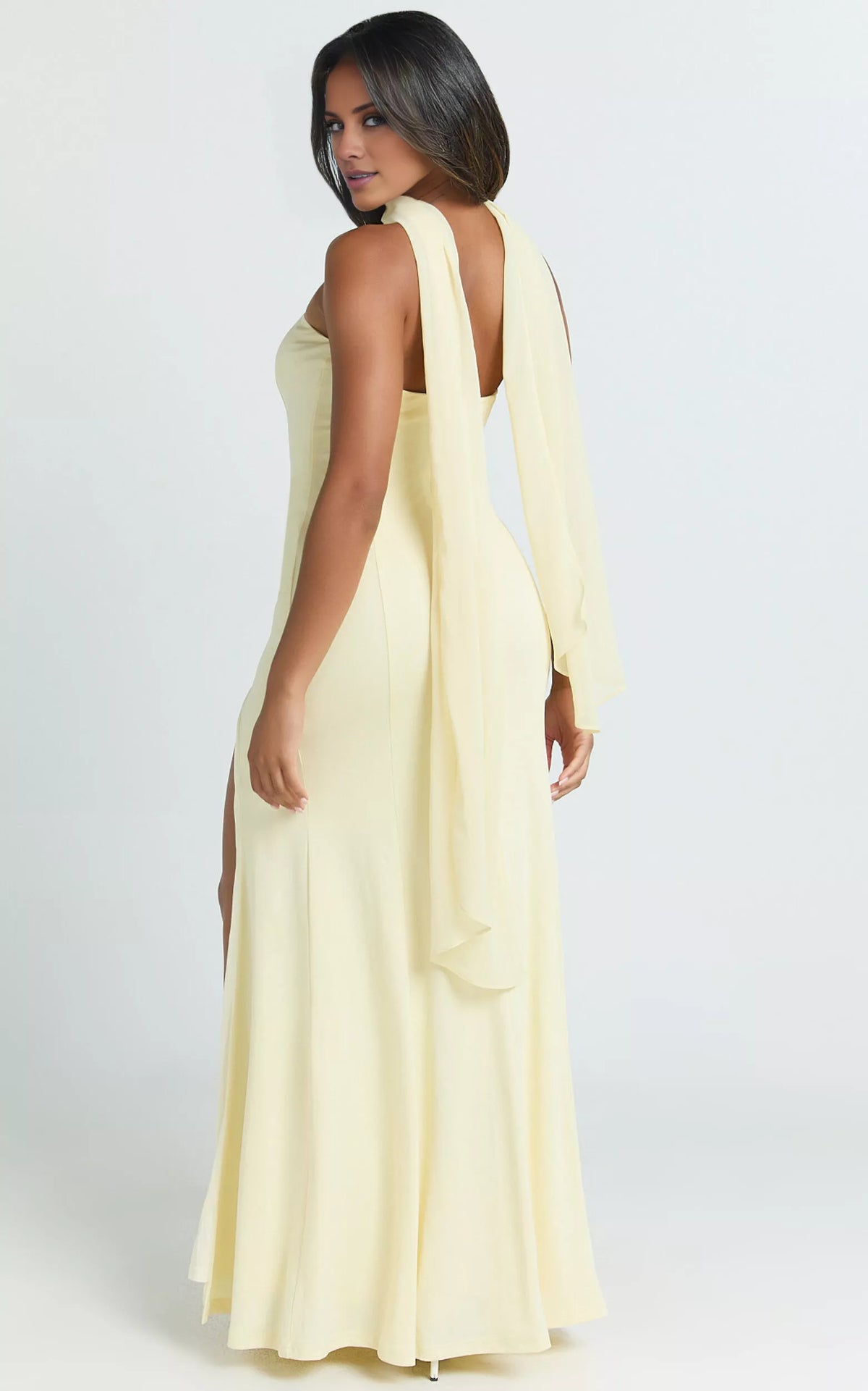 Vestido de fiesta largo hasta el suelo, sin mangas, sin tirantes, con cuello descubierto y abertura lateral en la espalda.