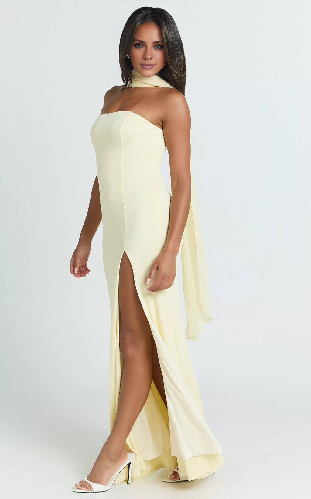 Vestido de fiesta largo hasta el suelo, sin mangas, sin tirantes, con cuello descubierto y abertura lateral en la espalda.